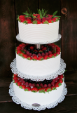 klasyczny tort weselny wysypany owocami