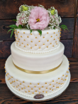 Tort weselny w stylu angielskim z żywymi kwiatami