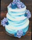 Tort weselny niebieski z hortensami