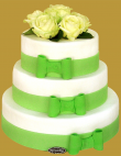 tort weselny w stylu angielskim okrągły z żywymi różami