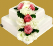 tort weselny w stylu angielskim 2 piętrowy kwadratowy z żywymi kwiatami 2