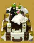 tort weselny w stylu angielskim 3 piętrowy WALIZKI brązowe z żabkami