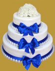 tort weselny angielski z perłami i kobaltową wstążką