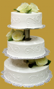 tort weselny na stelażu tradycyjnym 3- piętrowy z kremowymi żywymi różami