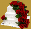 tort weselny w stylu angielskim 3 piętrowy kwadratowy ze spadającymi czerwonymi różami