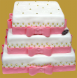 tort weselny w stylu angielskim 3 piętrowy kwadratowy różowa wstążka i złote perełki
