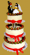 tort weselny piętrowy z truskawkami z bardzo oryginalną figurką