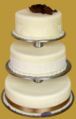tort weselny 3 piętrowy na stelażu w białej czekoladzie z jadalną koronką