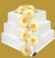 tort weselny w stylu angielskim kwadratowy z gerberkami