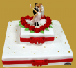 tort weselny w stylu angielskim kwadraowy z czerwonymi różami modelowanymi