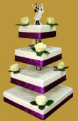 tort weselny 4- piętrowy kwadratowy z fioletową wstążką