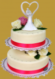 tort weselny 2 piętrowy na stelażu z kremowymi i różowymi różami