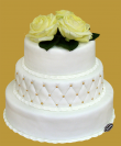 tort weselny w stylu angielskim pikowany z żywymi różami