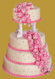 tort weselny w białej plastycznej czekoladzie z różowymi kwiatami