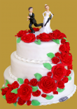 tort weselny w stylu angielskim z czerwonymi spadającymi różami