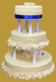 tort weselny z kolumnami w białej plastycznej czekoladzie