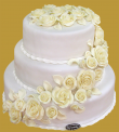 tort weselny w stylu angielskim ze spadającymi kremowymi różami