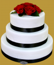 tort weselny w stylu angielskim z żywymi różami i czarną wstążką