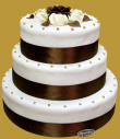 tort weselny w stylu angielskim z brązowymi kokardami