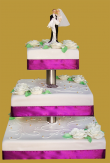 tort weselny 3 piętrowy kwadratowy z fioletową wstążką na stelażu
