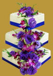 tort weselny 3 piętrowy kwadratowy z niebieską chabrową dekoracją