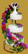 tort weselny 3 piętrowy na stelażu z malinową i fioletową eustomą