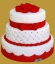 tort weselny w stylu angielskim pikowany czerwone dodatki