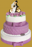 tort weselny w stylu angielskim pikowany fioletowe dodatki i fioletowe jedno piętro