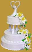 tort weselny w stylu angielskim z kolumnami oraz cukrowymi liliami