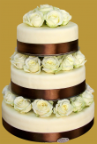 tort weselny na tradycyjnym stelażu - śliczny tort z żywymi różami