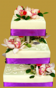 tort weselny na stelażu kwadratowy z żywym różowym storczykiem