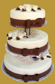 tort weselny 3 piętrowy na stelażu w białej czekoladzie z brązowymi dodatkami